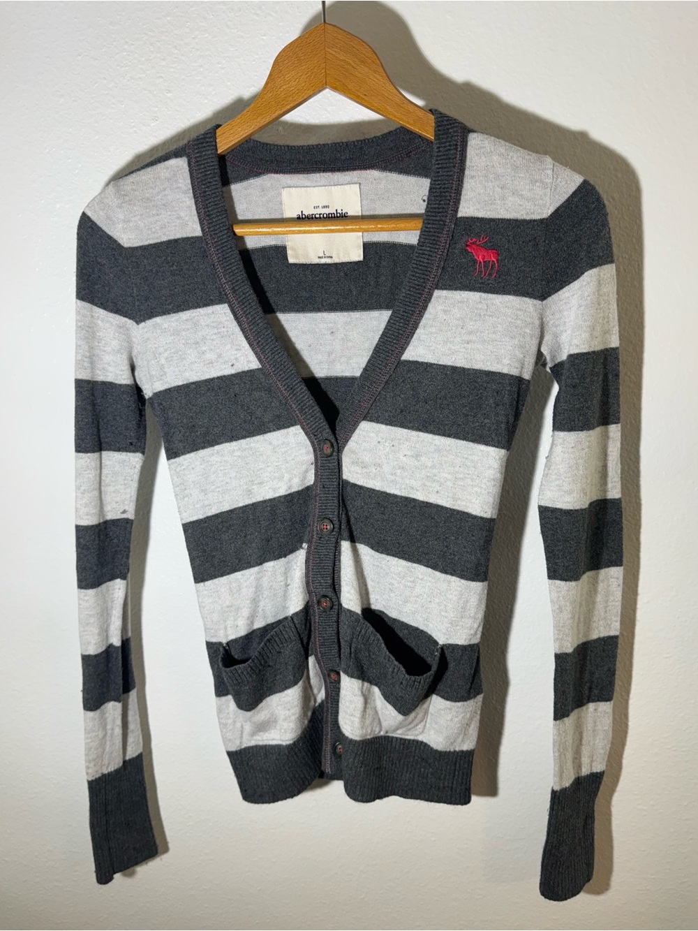 Y2K Abercrombie & Fitch Women's Gray and Light Gray Striped V-Neck Cardigan